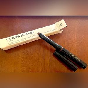 Victoria Beckham Beauty EyeWear
LONGWEAR CREASE-PROOF EYESHADOW STICK in Pecan